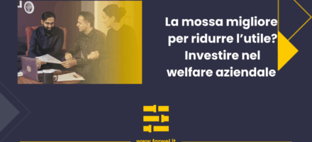 Tre persone discutono documenti di lavoro per l'adozione del welfare in azienda, sedute a un tavolo; accanto, testo promozionale sul welfare aziendale con grafica blu e gialla e riferimento al sito farwel.it.